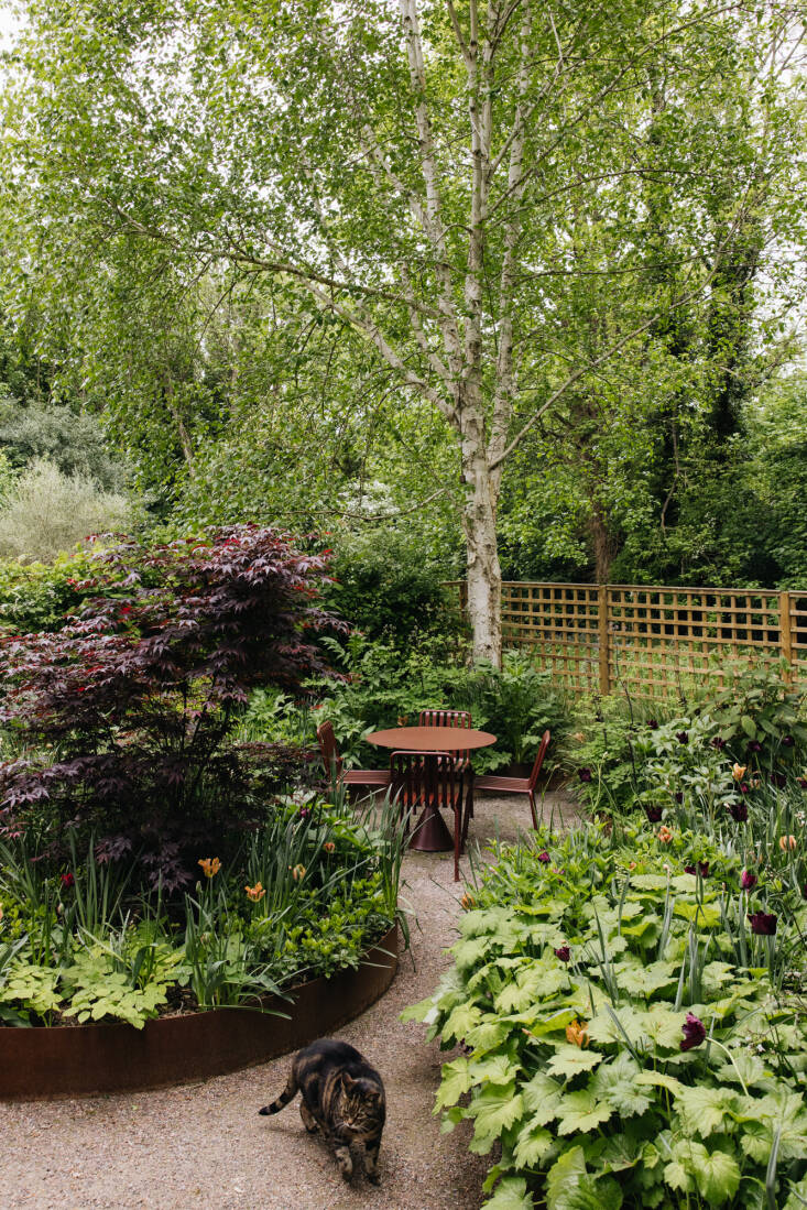 ¿Beneficios de un jardín exuberante? Se puede colocar una mesa en el área oculta. Fotografía: eva neme 17