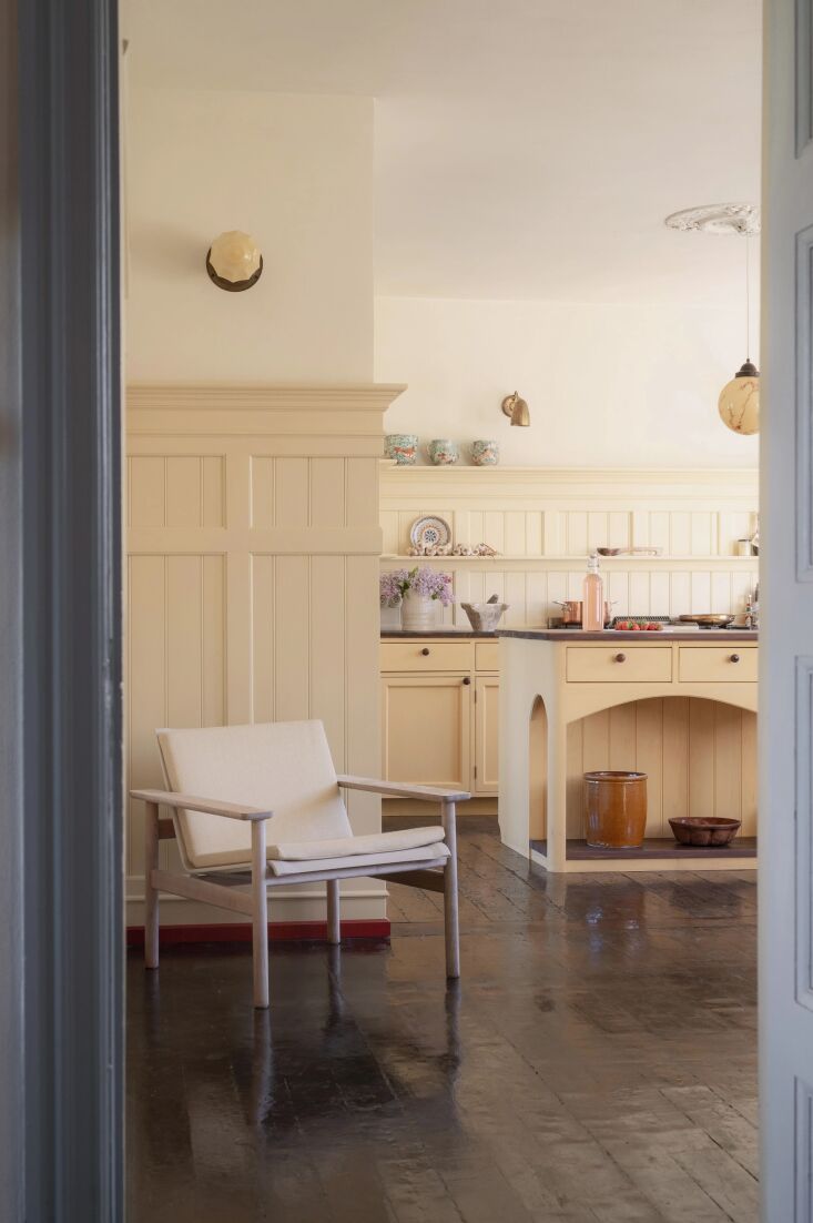 Los pisos fueron acabados con aceite para madera teñida y cuatro manos de laca 17.