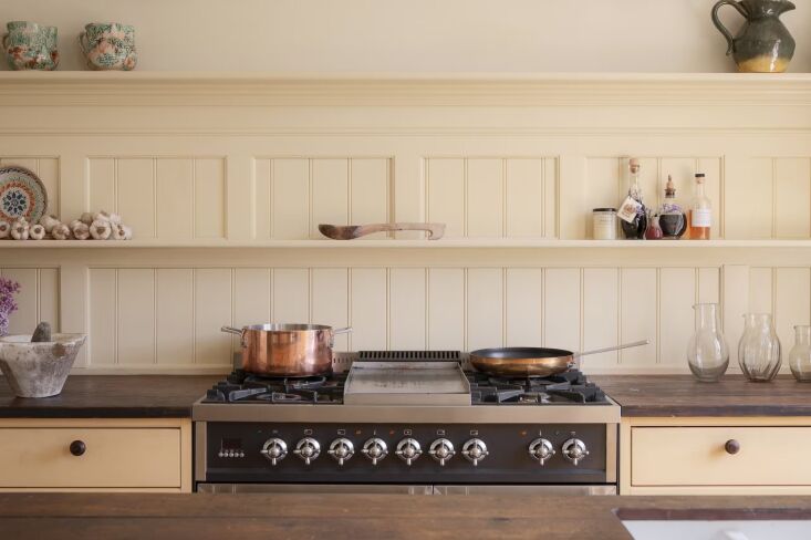 Los acabados del gabinete cuentan con pintura al óleo de linaza, profundidad removible 20