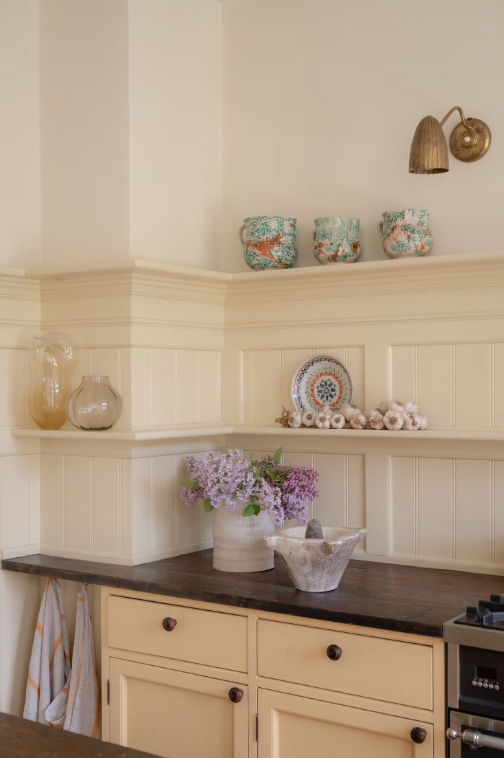 Un estante abierto alberga una colección de vajillas antiguas sicilianas. Aplique de pared 22