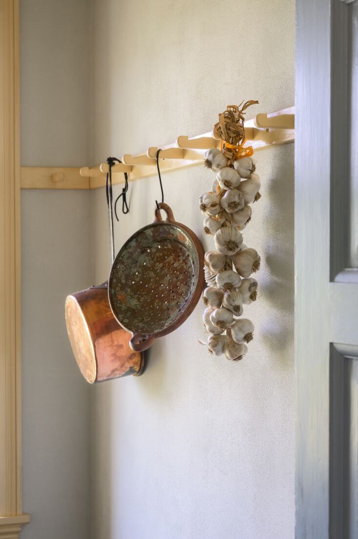 Los rieles de clavos originales estaban pintados del mismo amarillo. veintitrés