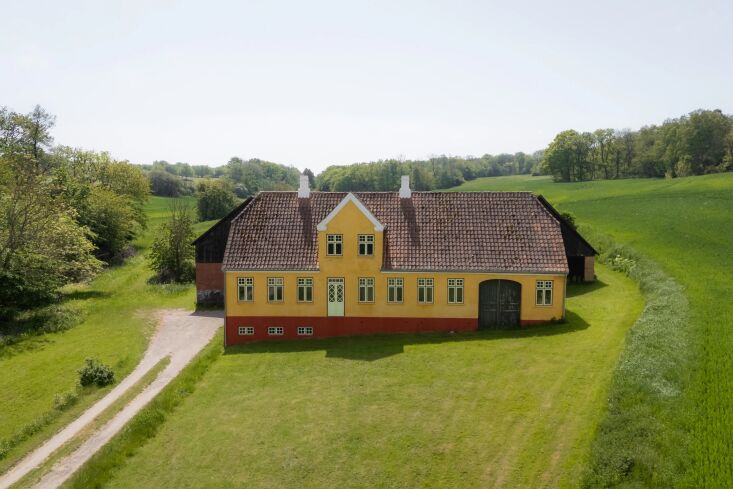 the estate contains a \160 square meter house with four bedrooms and a single b 27