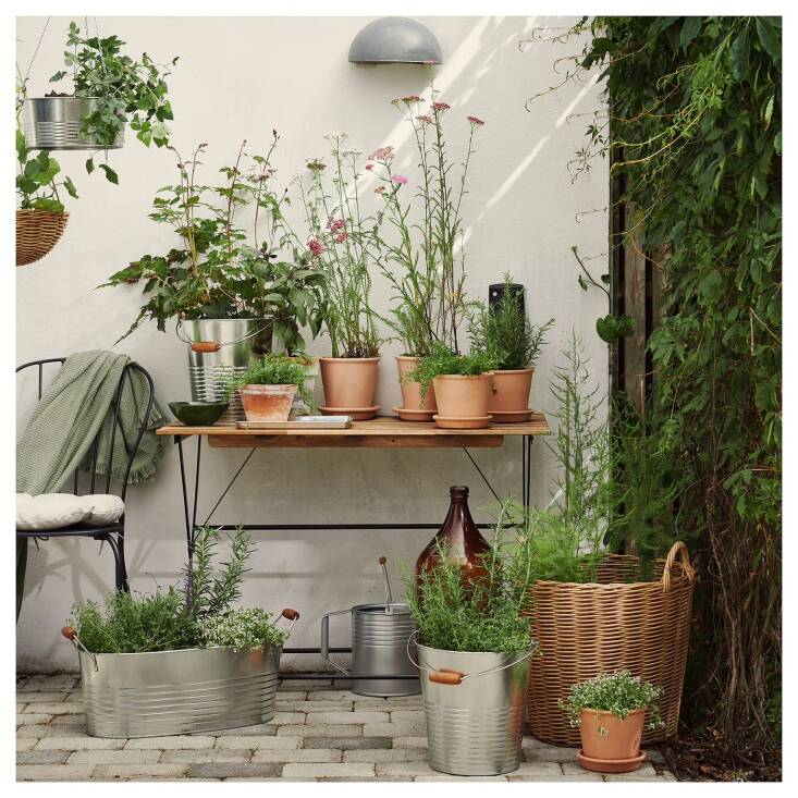 Se está construyendo un jardín en macetas, cortesía de IKEA. Ver Editor Gardenista & 18
