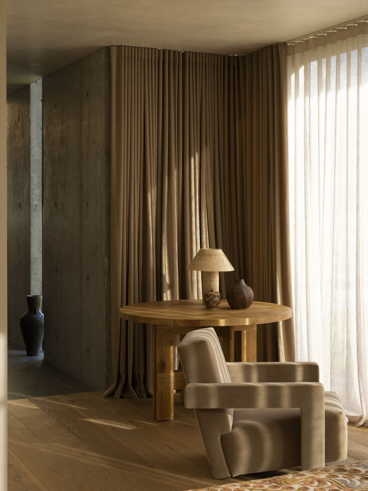 the frama farmhouse trestle table paired with a rietveld utrecht armchair xl up 30