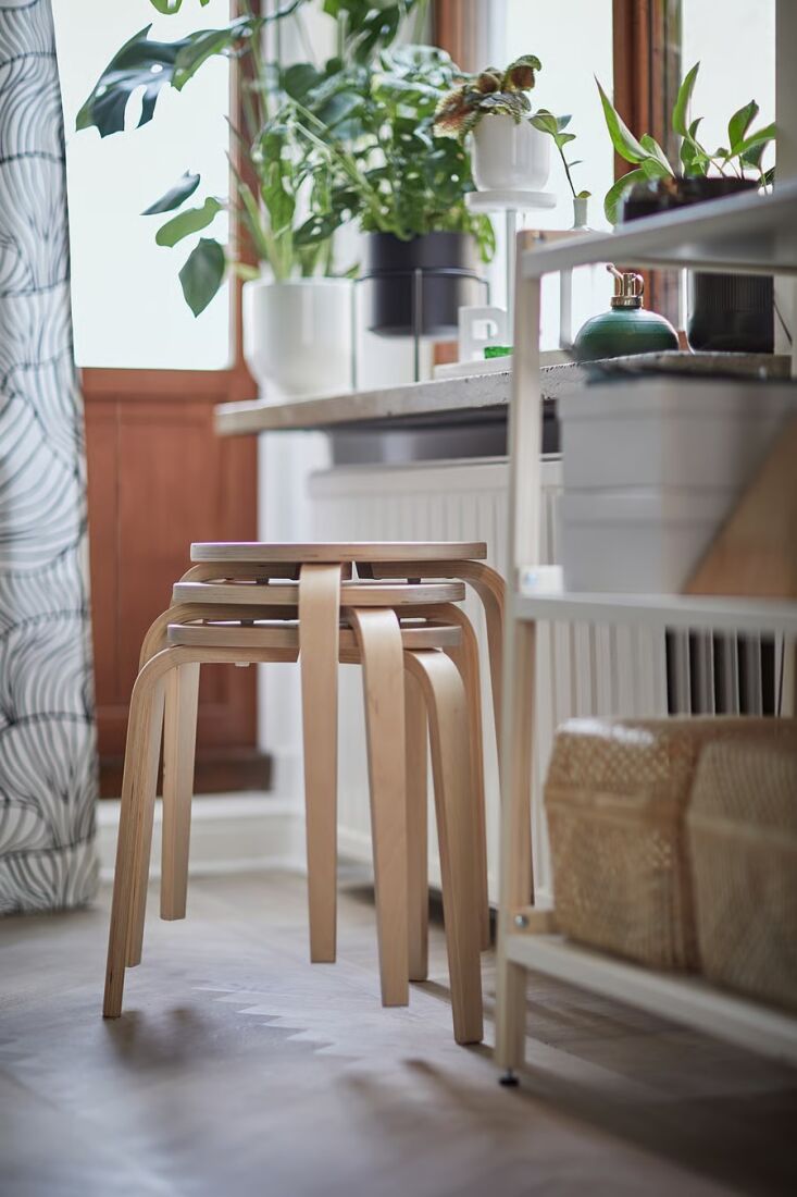 A todos nos encanta el versátil taburete apilable Alvar Aalto 24 de IKEA