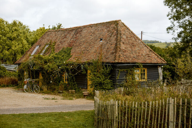 artists lulu flux and alex chinnock live in the medieval farmhouse next door to 24
