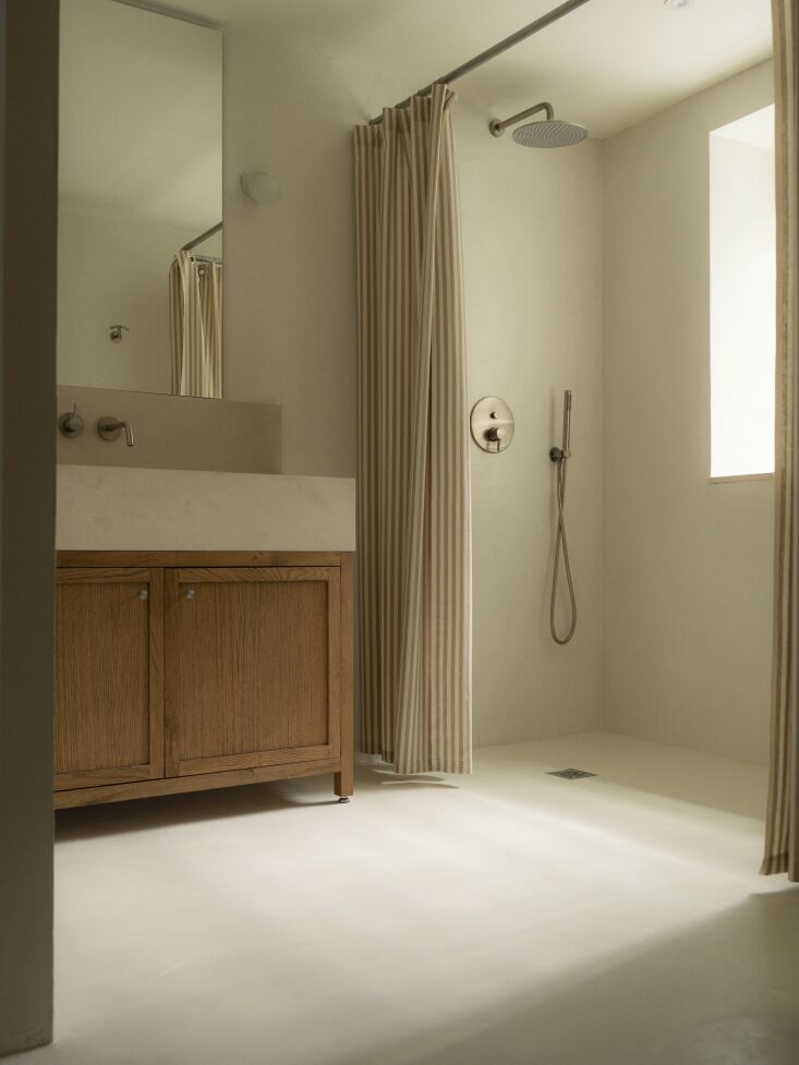 the bathroom flooring is waxed concrete finished with rubio monocoat. 24