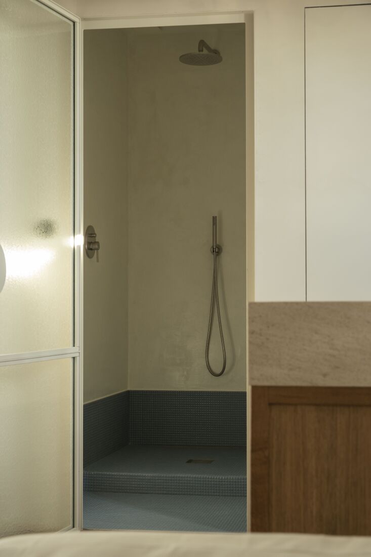 mosaic tiles in the shower are the diva collection in aviation blue from appian 27