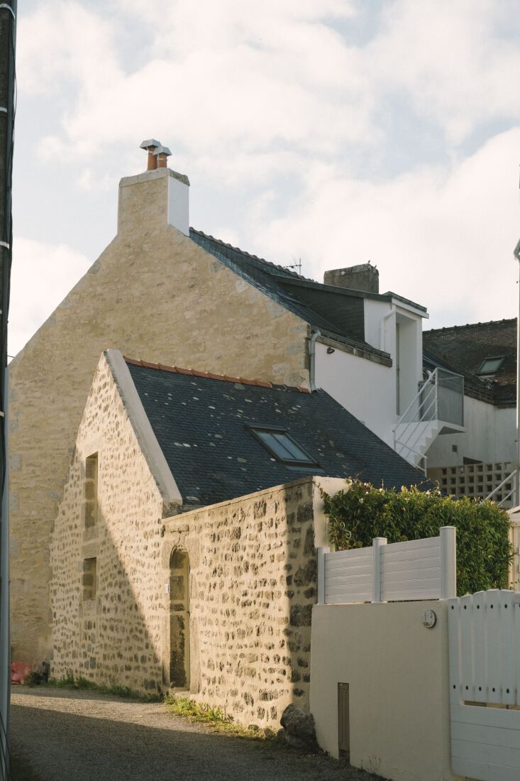 saint cado is a small, walkable village, with the town of belz just \20 minutes 32