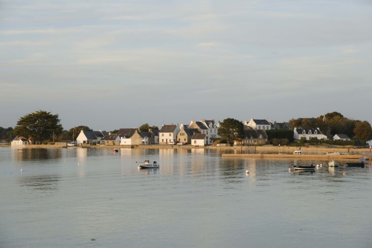 \2\20;the coastal path goes all along the ria directly from saint cado â 33