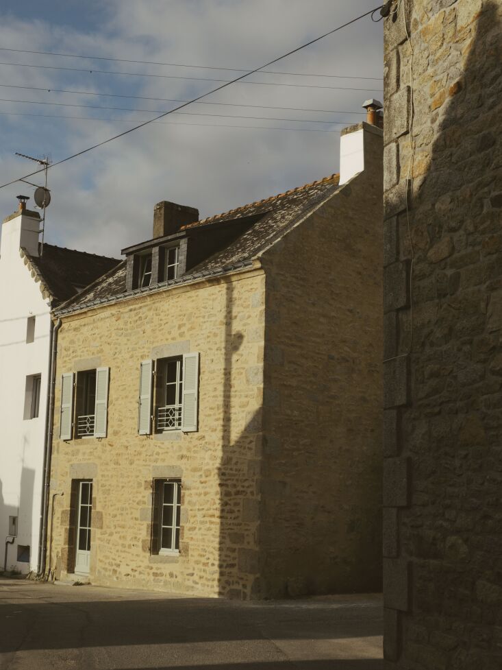 the exterior is finished in lime, sand, and water mixed and applied by a local 17