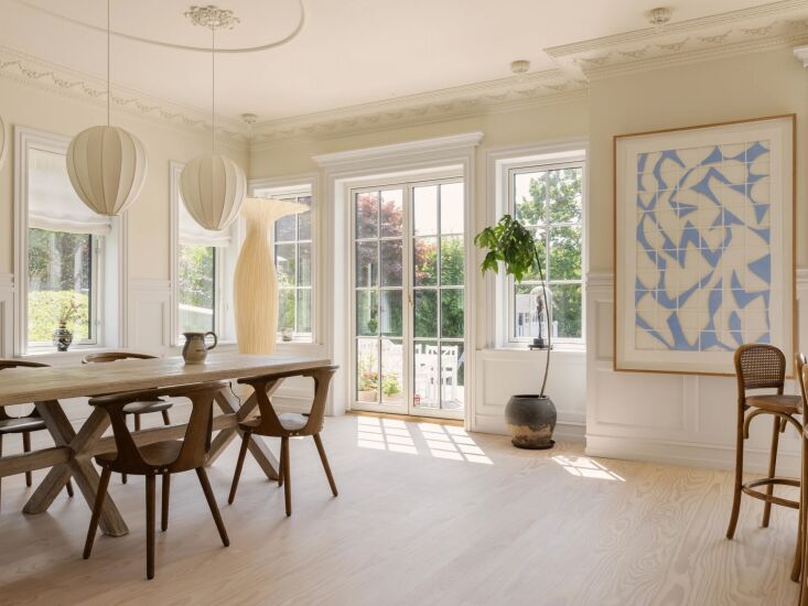 Las paredes están pintadas con un toque de color crema de ensueño. Las sillas de comedor son 17.