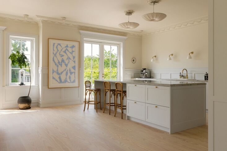 Los gabinetes fueron hechos a medida para el espacio por Sarah Fitzgerald. Techo 18