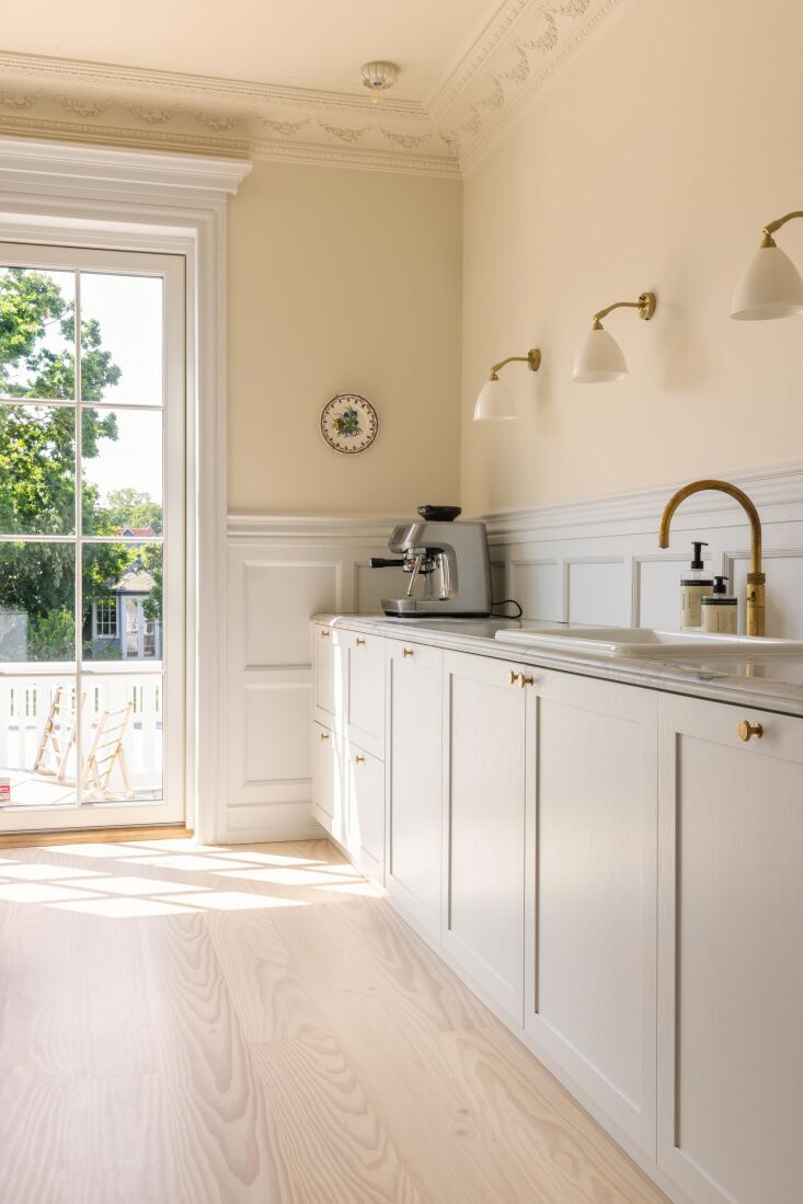 Las paredes de la cocina están revestidas con apliques gubi bestlite bl. El tamaño de la mesa es m 19.