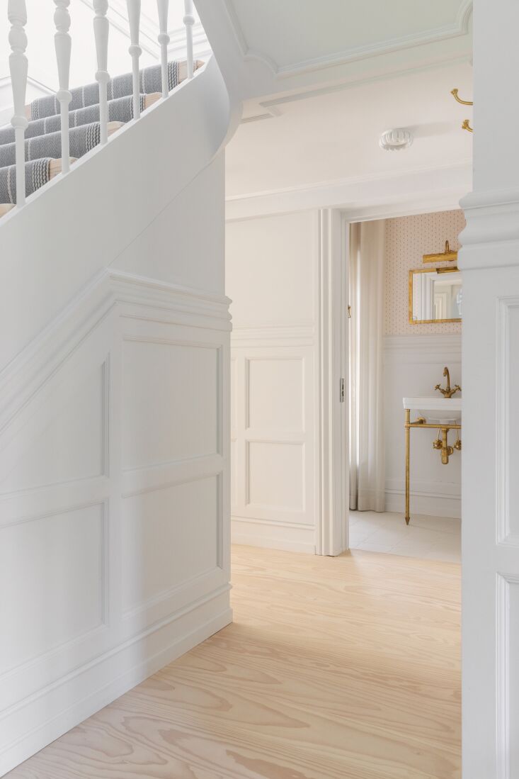 El tocador de la planta baja cuenta con grifos de latón sin pintar y Edward 21.