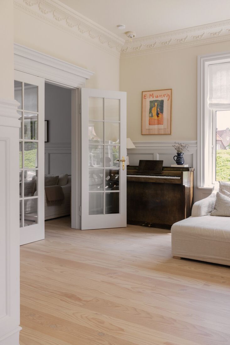 El segundo piso tiene una sala de estar tranquila que alberga a una familia de 23 personas.