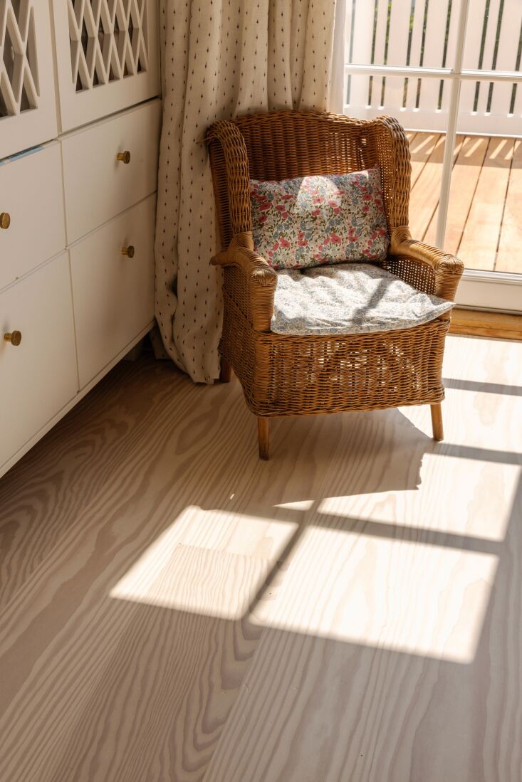 a wicker chair in the children\2\17;s\2\17; room, kitted with lib 25