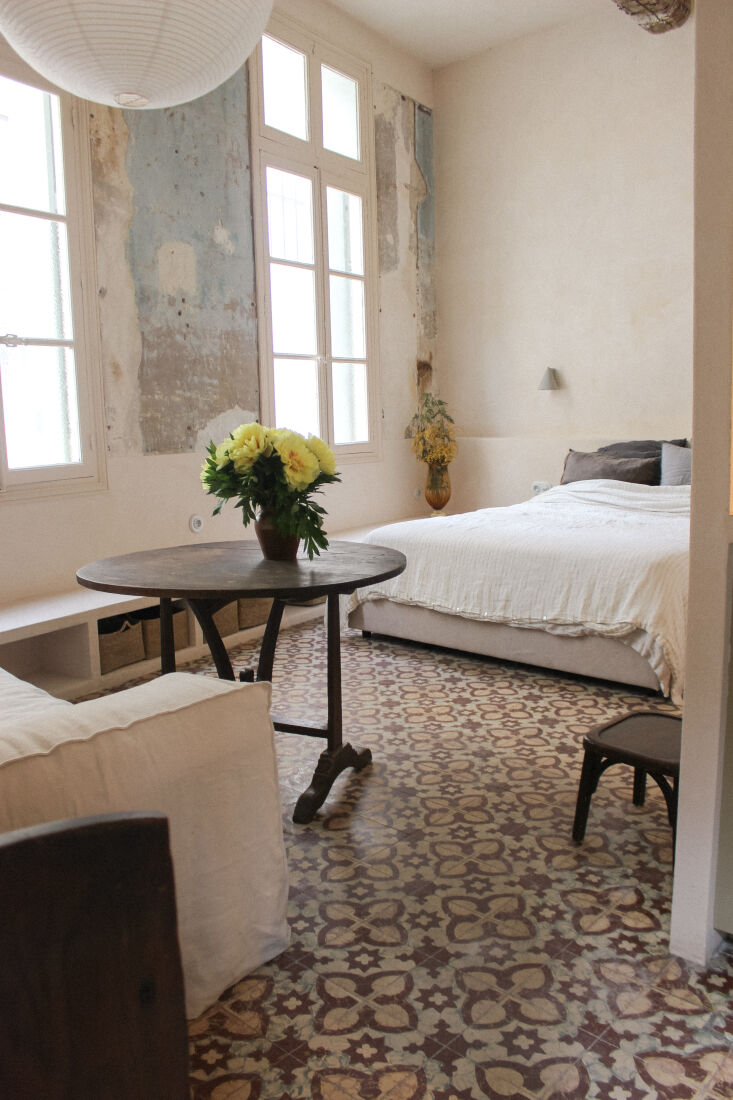 a charming compromise between old and new with original walls, new micro cement 27