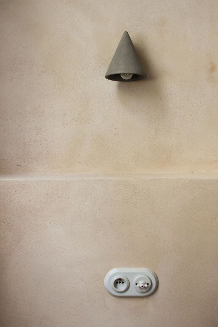 a concrete wall lamp no.\1 by thijs prinsen in the bedroom. the outlets are por 28