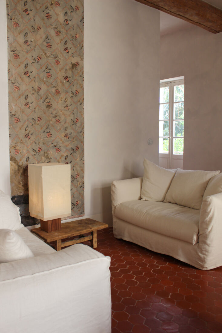 a linen table lamp from zara home sits between two linen loveseats in the livin 20