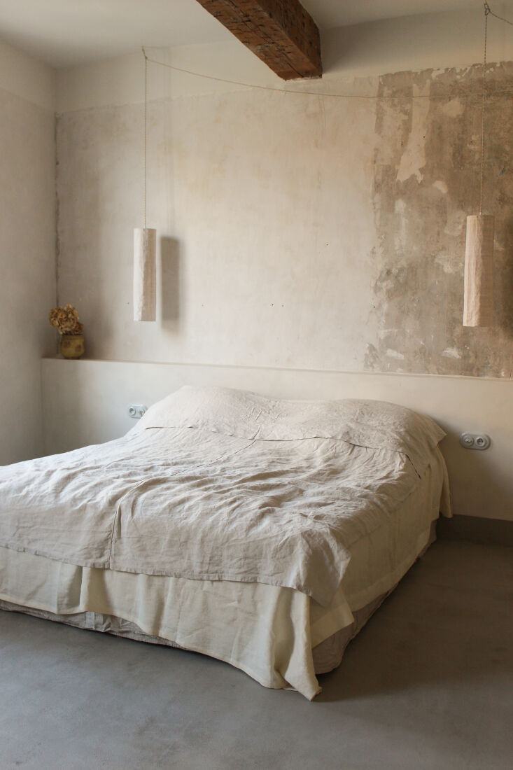 a main bedroom with floors covered in mas maya micro cement, softened with laye 21