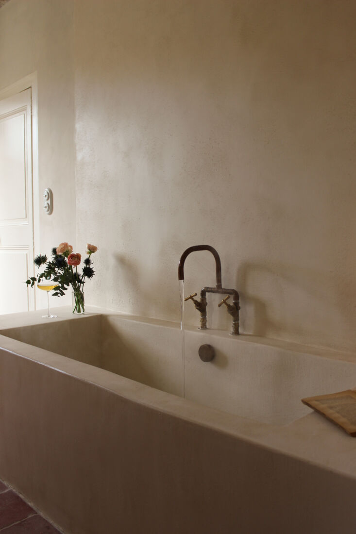 in addition to the interior walls, masgård designed a custom bath and console  23