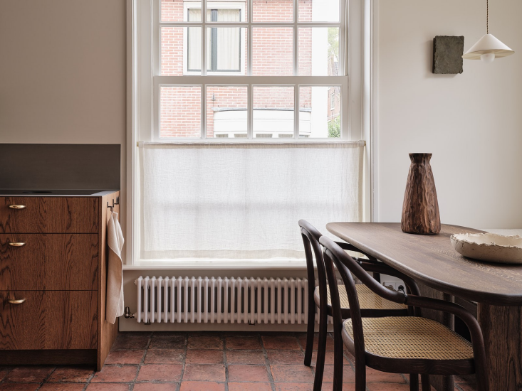 cafe curtains for privacy in the ground floor kitchen. maha alavi\2\17;s 21