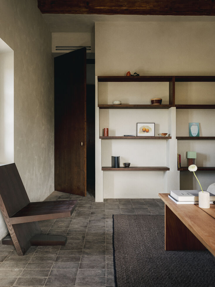 El arquitecto trabajó con Fred Fabric para diseñar estanterías personalizadas a lo largo de 19