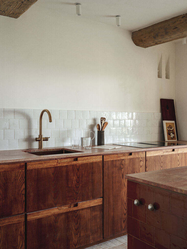 Muebles de cocina a medida fabricados con telas Fred y encimeras de mármol Marbrerie p 22