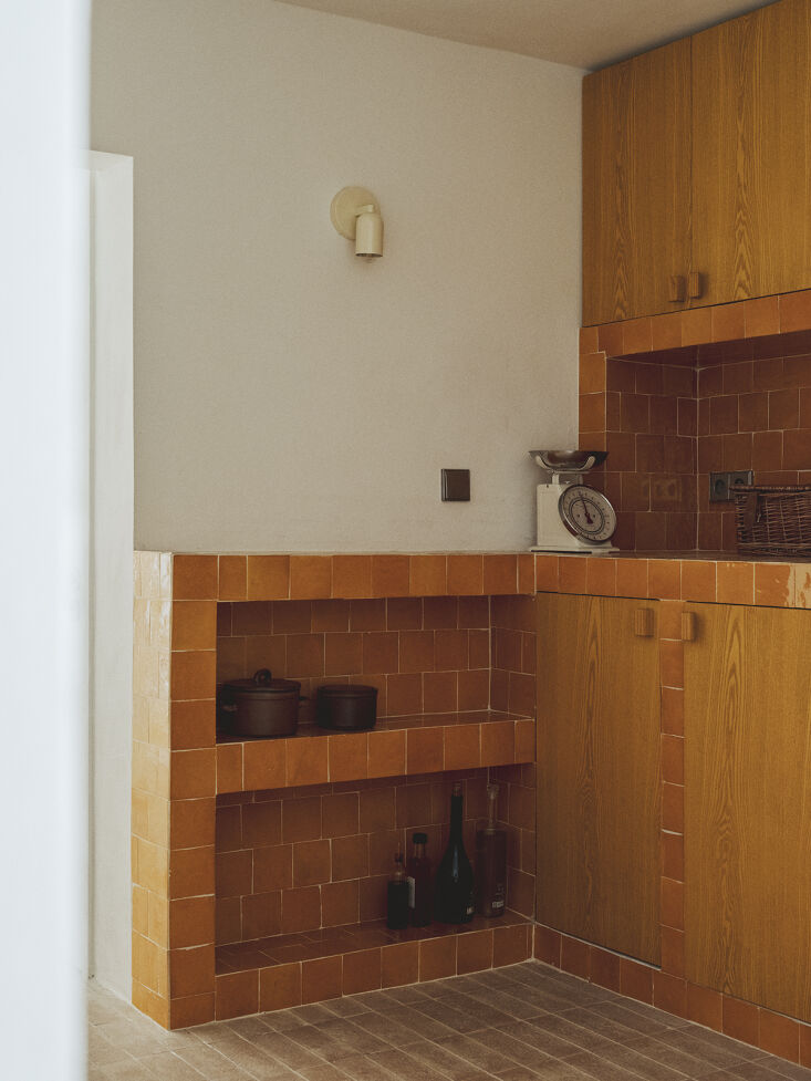 Los cálidos azulejos Zelig se combinan con maderas cálidas. aplique fijo hueso de c 23