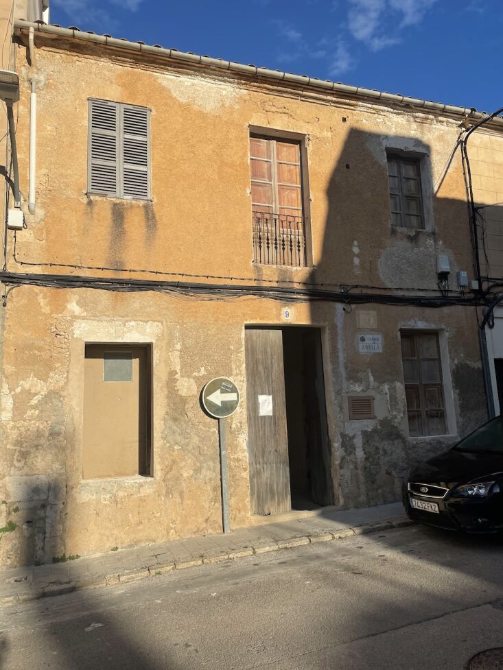 a glimpse of the exterior as it was: the façade doesn\2\17;t give any o 27