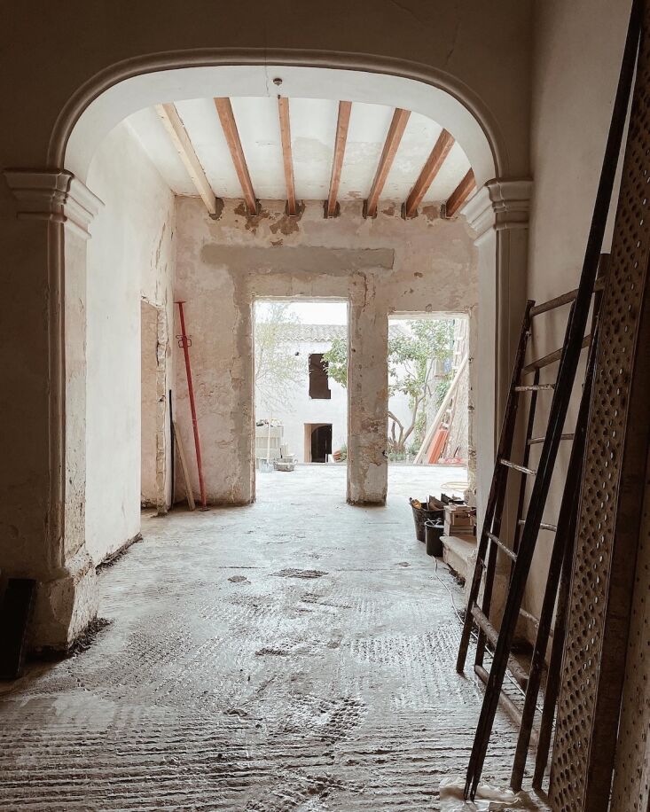 a glimpse of the exterior as it was: the façade doesn\2\17;t give any o 28