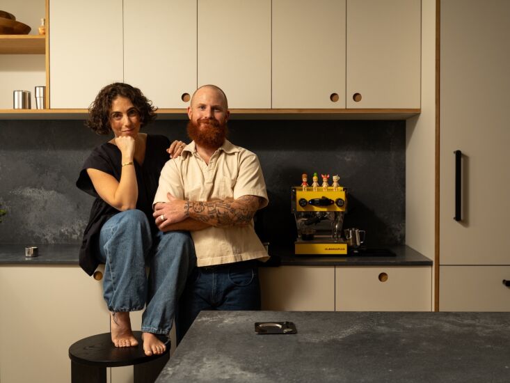James y Kate Connolly en su cocina. Filadelfia Vive Trabajo Casa Adosada Remo 11