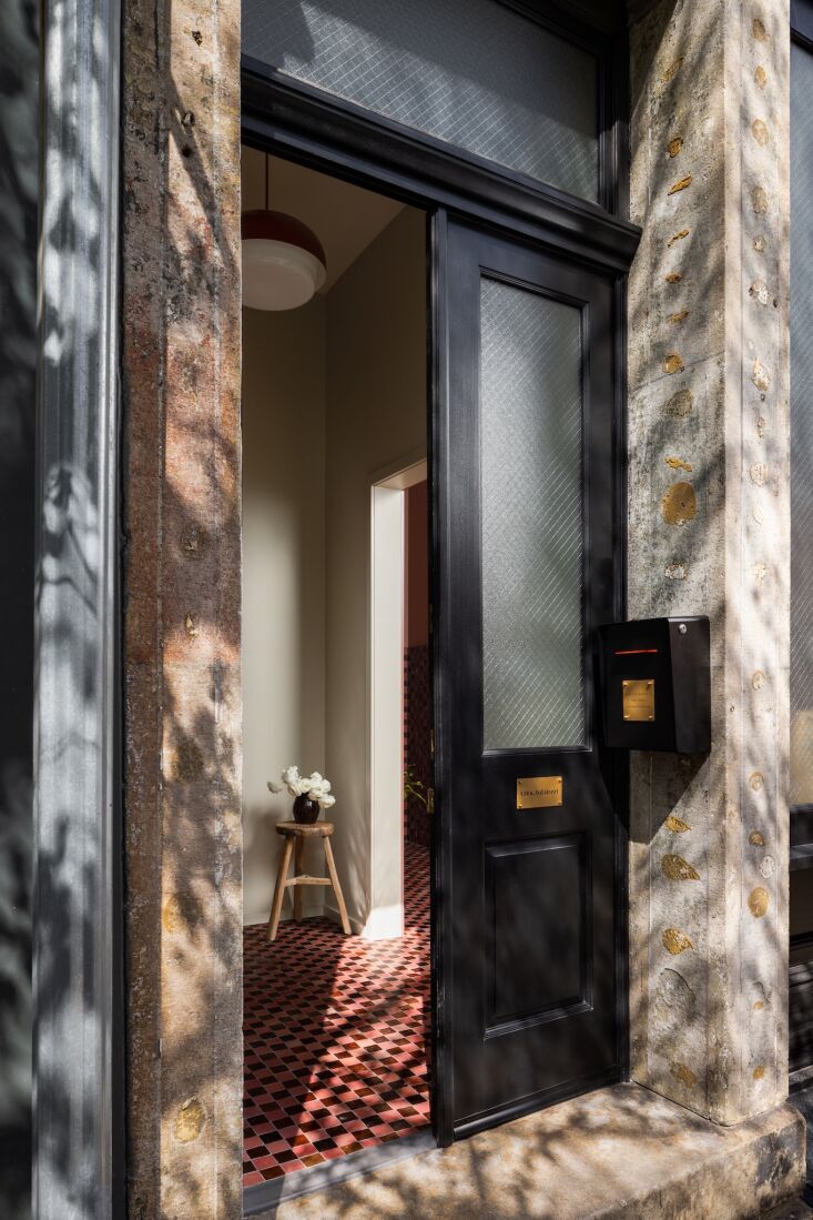 Casa adosada para vivir y trabajar en Filadelfia renovada por kaminski + pew. 2