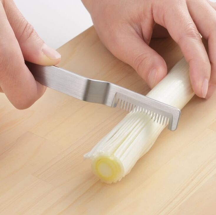 the saku leek cutter\2\17;s sharp blades also slice scallions and green 19