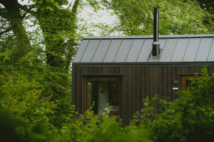 duchas digital detox cabin in ireland available for stays from samsú. 18