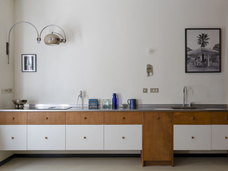 the kitchen incorporates a bosch cooktop with an integrated extractor and a dor 23