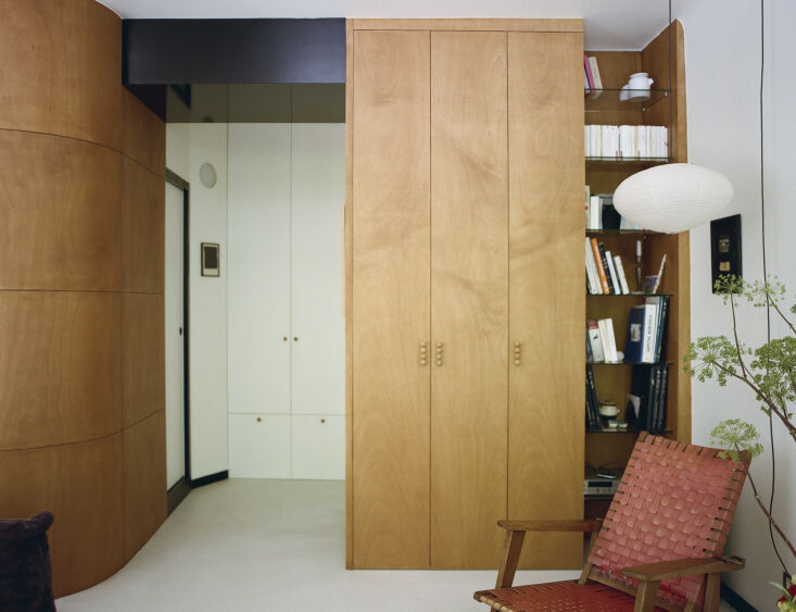 the palette combines blanc anzèr (ch\1 00\26) walls and a continuous microceme 17