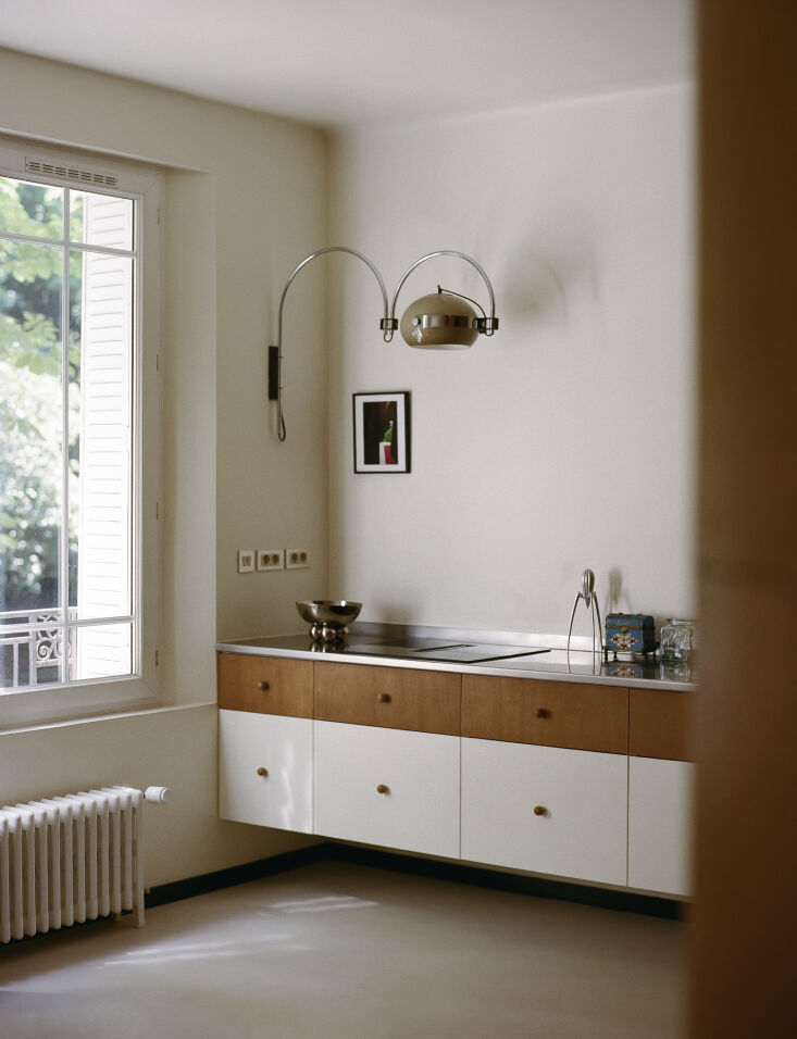 raised above the floor, the kitchen was designed to read as a suspended piece o 22