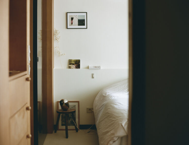 a \2.6 meter high sliding door in high gloss black lacquer turns the bedroom in 33
