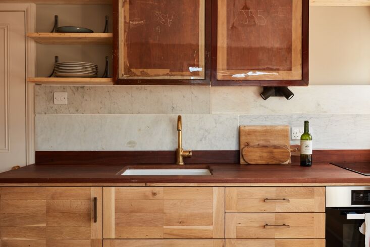 uncut marble mantle shelves applied in a horizontal patchwork serve as a backsp 25