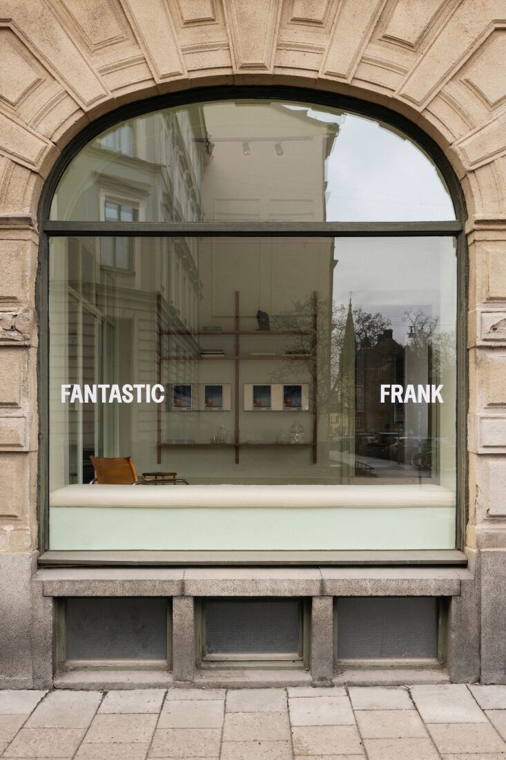 the \1,7\2\2 square feet office is on the ground floor of an \1883 building in 17
