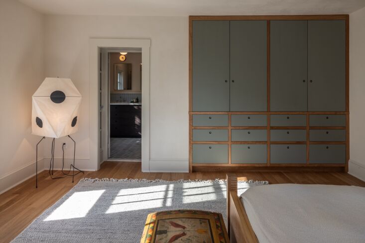 a noguchi floor lamp adds a playful element to the primary bedroom, with a cora 24