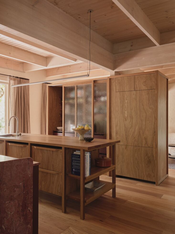 \2\20;the kitchen no longer acts as a barrier; instead, it helps organiz 22