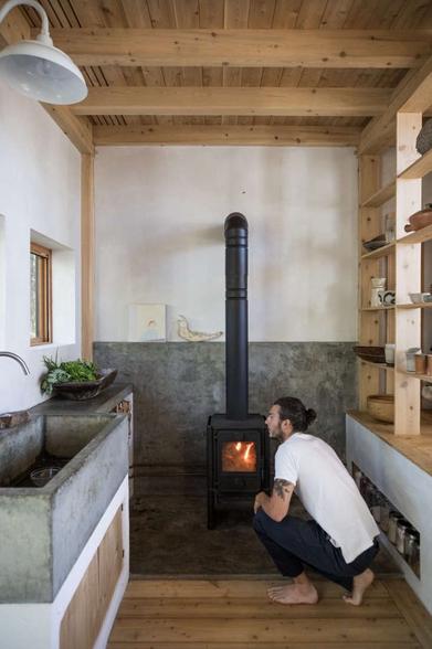 https://www.remodelista.com/ezoimgfmt/media.remodelista.com/wp-content/uploads/2017/10/anthony-esteves-in-soot-house-kitchen-with-sink-greta-rybus-733x1100.jpg?ezimgfmt=rs:392x588/rscb4