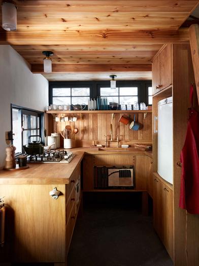 https://www.remodelista.com/ezoimgfmt/media.remodelista.com/wp-content/uploads/2020/11/commune-design-santa-anita-cabin-anthony-russo-kitchen.jpg?ezimgfmt=rs:392x523/rscb4