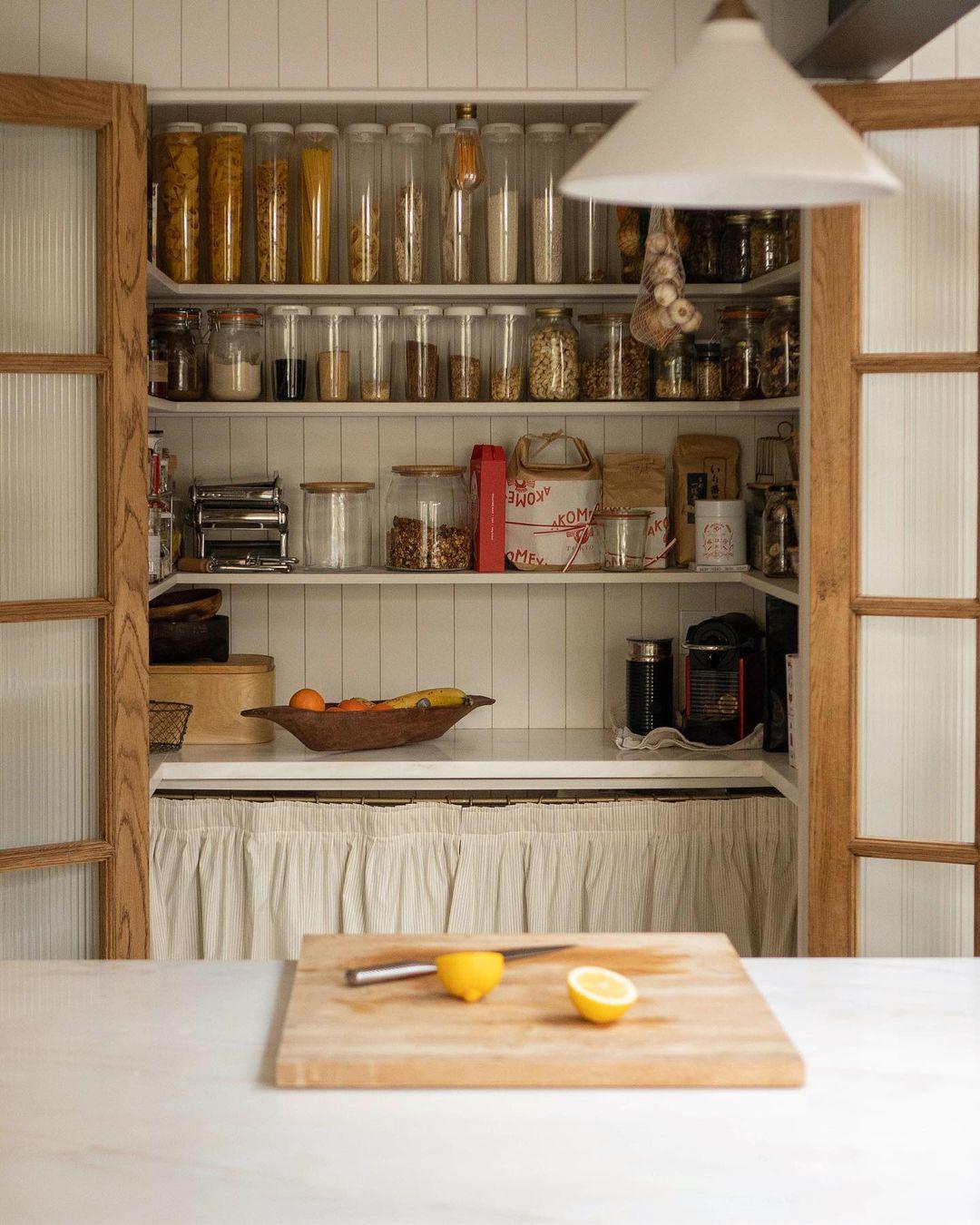 10 Inspiring Kitchens Organized with Glass Jars  Kitchen organization  pantry, Kitchen inspirations, Open pantry