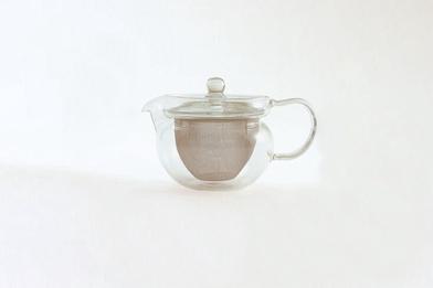 https://www.remodelista.com/ezoimgfmt/media.remodelista.com/wp-content/uploads/2023/11/hairo-chaha-kyusu-maru-glass-teapot-733x489.jpg?ezimgfmt=rs:392x262/rscb4