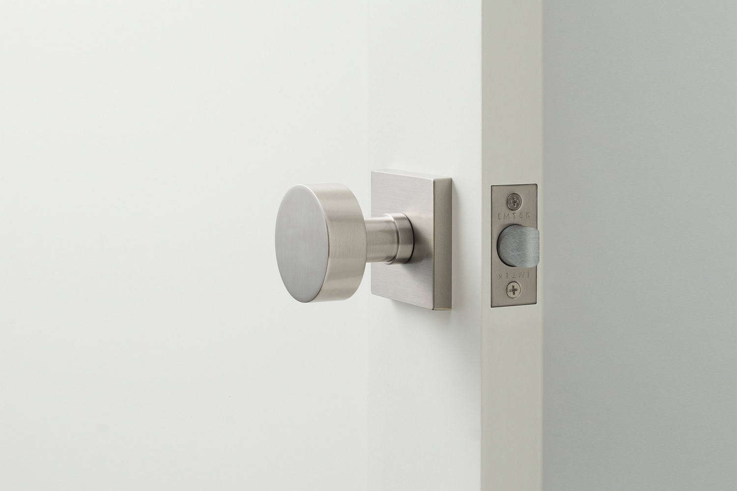 https://www.remodelista.com/wp-content/uploads/2012/10/schoolhouse-electric-berlin-door-set-cylinder-knob-satin-nickel.jpg