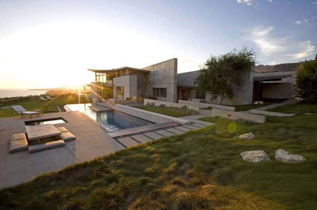 altamira residence: overlooking the pacific ocean, the home occupies a \20 acre 9